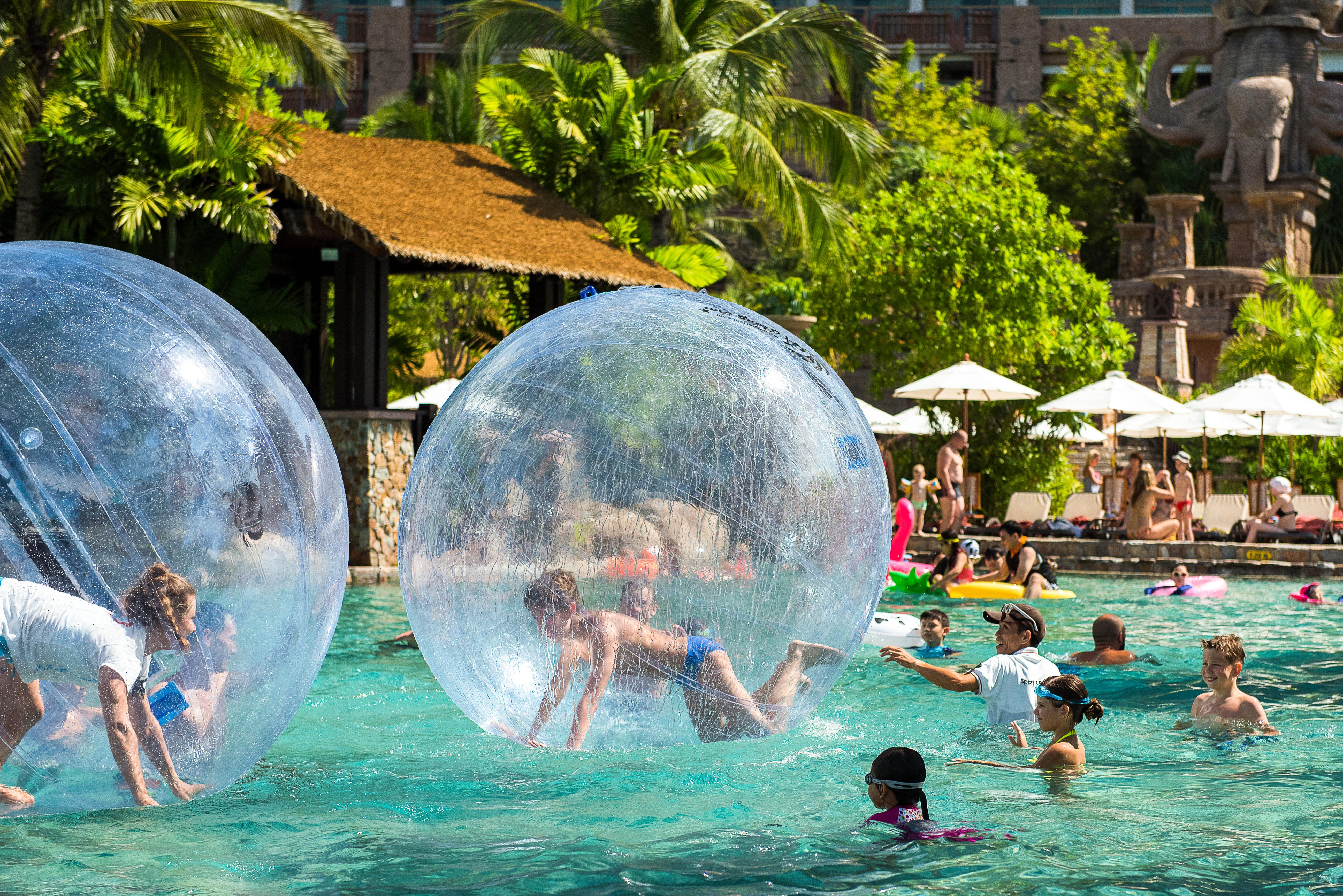 芭達亞 盛泰澜芭提雅幻影度假村 - SHA Extra Plus酒店 外观 照片 Water balls at a water park